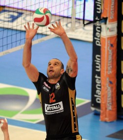 Donald Suxho in azione con la maglia della Sisley