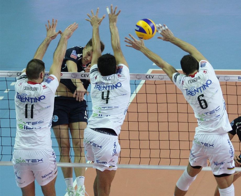 Sivula fermato dal muro a tre della Trentino Diatec nella gara di andata