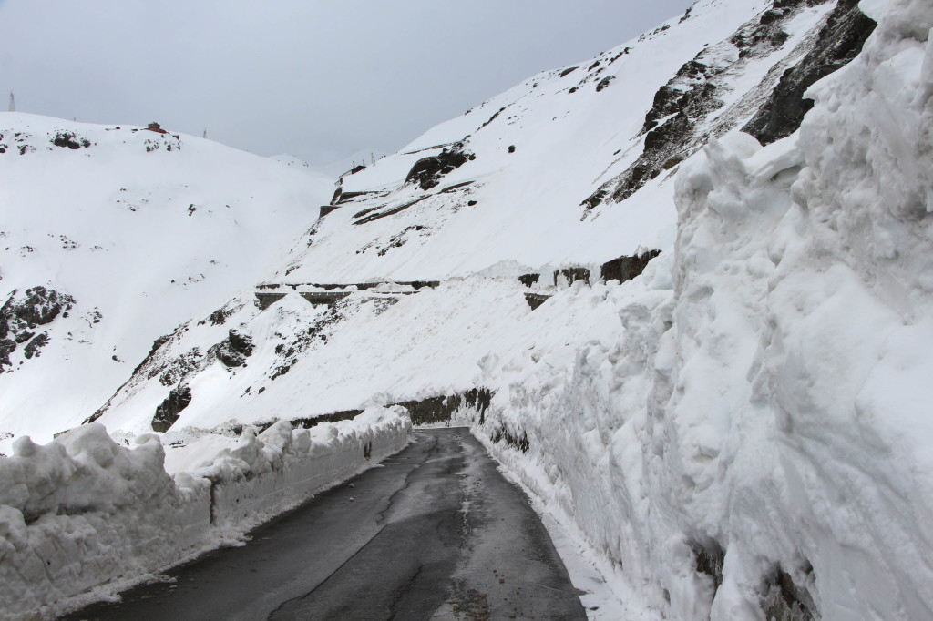 passo dello stelvio neve giro d'italia