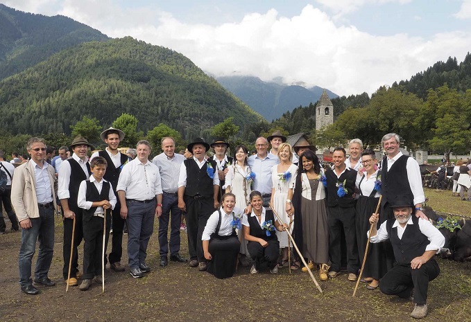 pres. Rossi e ass. dallapiccola sfilata Pinzolo 30-8-2014