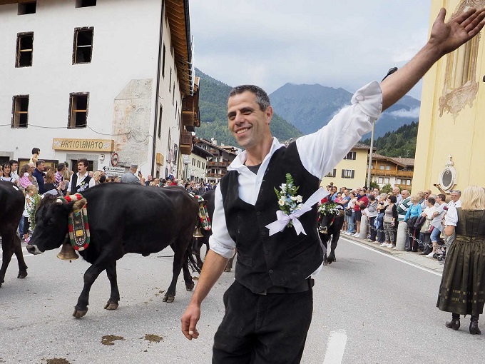 pres. Rossi e ass. dallapiccola sfilata Pinzolo 30-8-2014