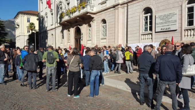 trento sciopero davanti a Provincia 1