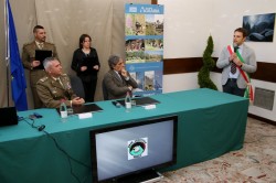 Il Sindaco di Edolo Luca Masneri insieme al Gen.D. Giuseppenicola Tota e al prof. Gian Attilio Sacchi