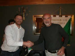 Il presidente Nezosi con Paolo Baresi, tecnico della Pallamano Cologne
