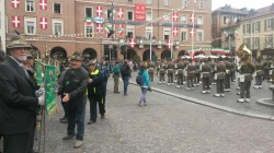 Cerimonia in piazza, in primo piano Carlo Covi con Vessillo di Trento