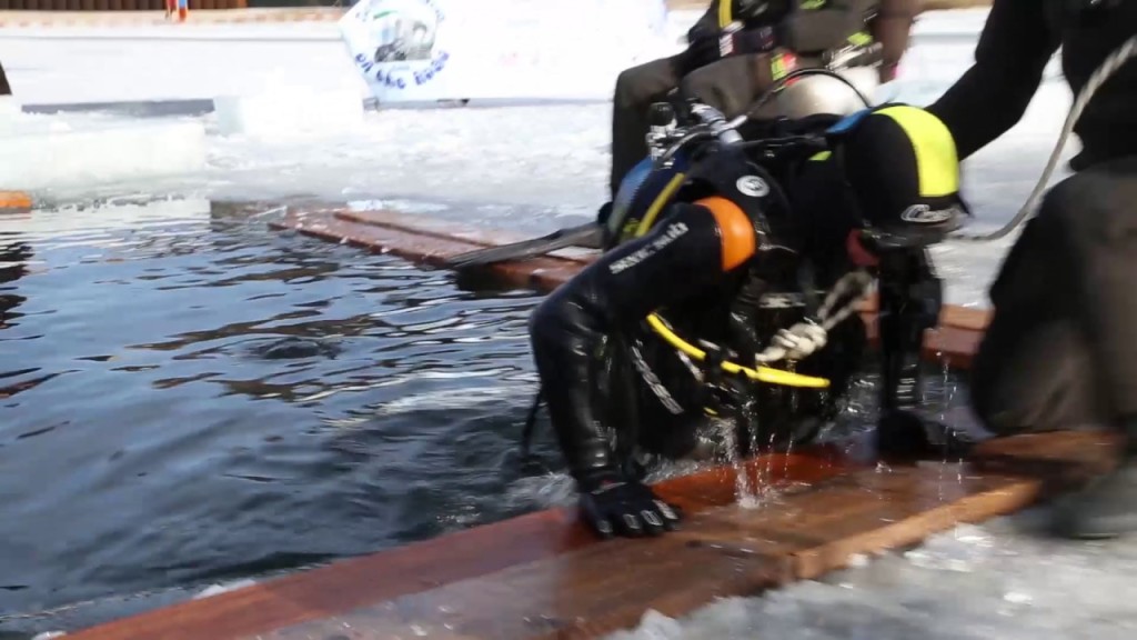 Lago di Lavarone, lo spettacolo dell’immersione di 110 sub a Under Ice 2017. VIDEO