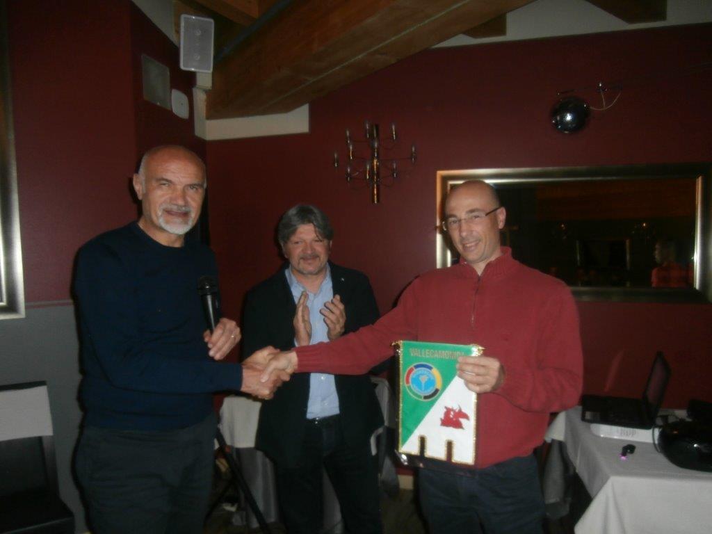 Il presidente Nezosi, il socio Panathlon Dario Domenighini e l'Istruttore CAI Giacomo Comensoli