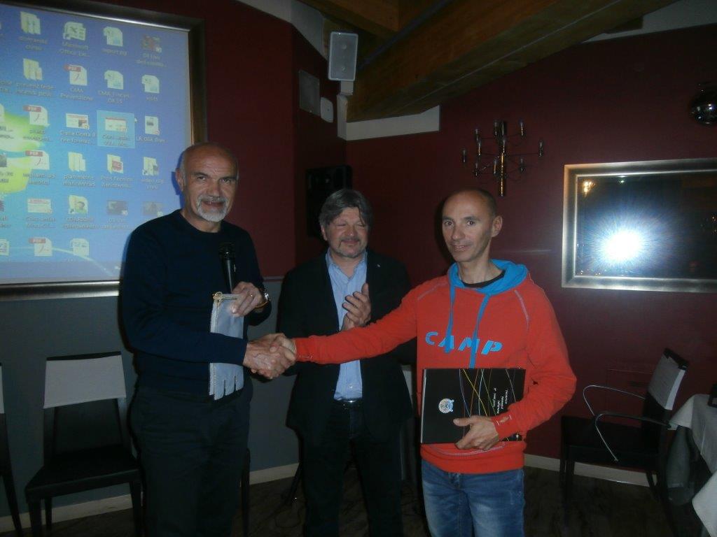 Il presidente Nezosi, il socio Panathlon Dario Domenighini e la guida alpina Enrico Domenighini