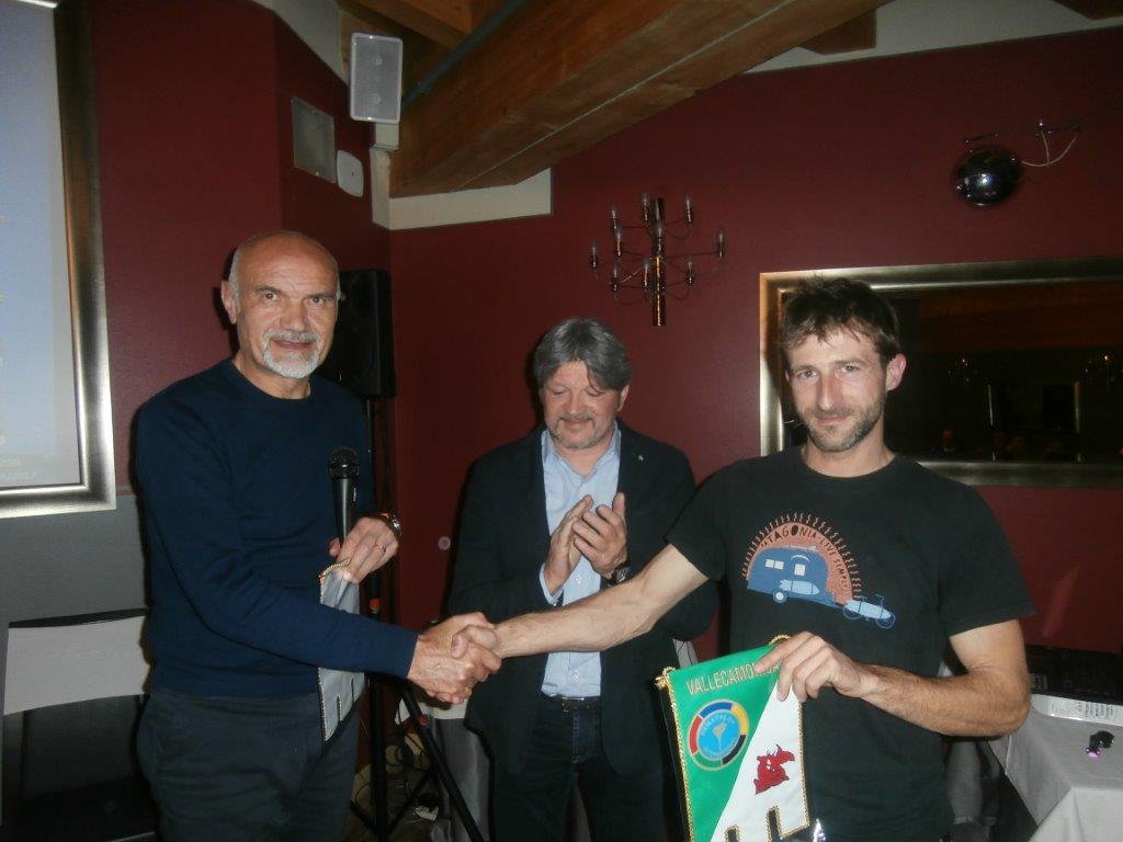 Il presidente Nezosi, il socio Panathlon Dario Domenighini e la guida alpina Marco Taboni