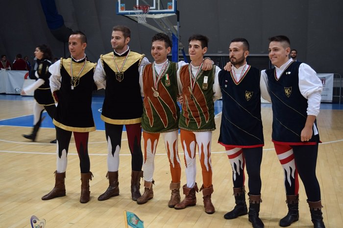 I vincitori della gara di coppia. Da sinistra, Sbandieratori e Musici S. Anna in Piaggia di Lucca, Sbandieratori e Musici Zeveto di Chiari (BS) e Sbandieratori e Musici Città di Lucera (FG) 1