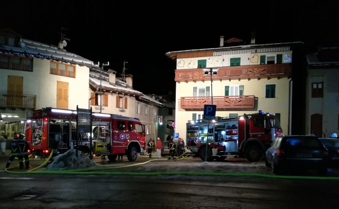 Dimaro incendio intervento vigili del fuoco 1