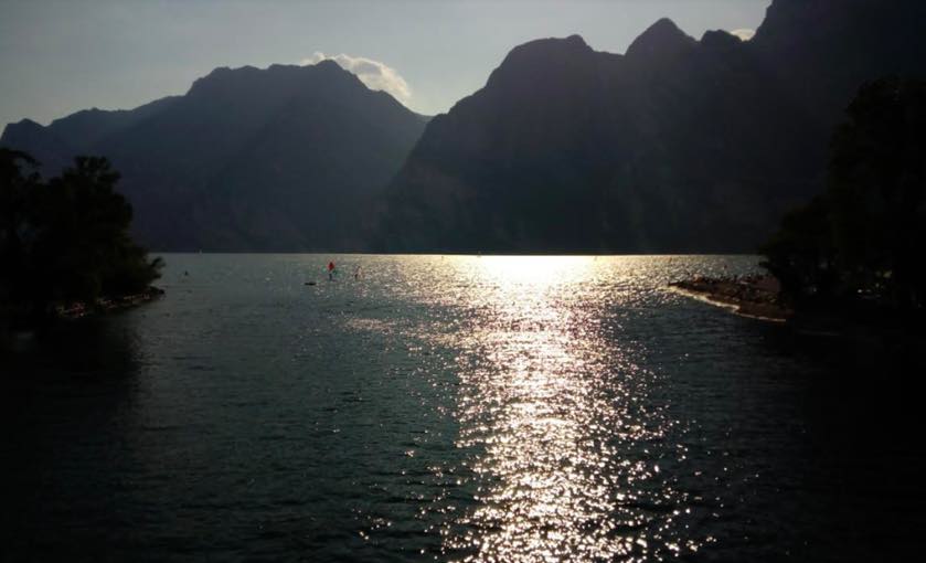 arco lago garda spiaggia