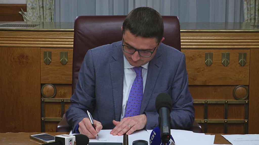 Firma decreto nomina Fugatti