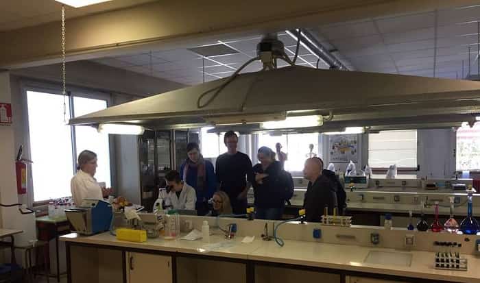 edolo, studenti del Meneghini in azione nel laboratorio di microbiologia