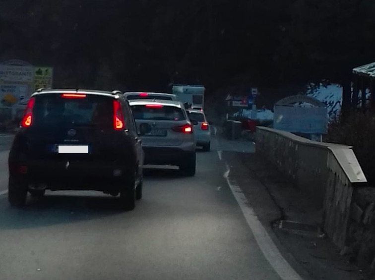 traffico strada code tonale