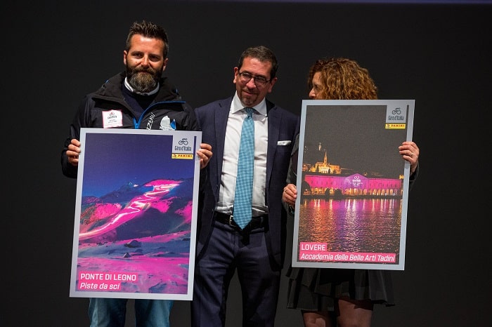 Matteo Panchieri riceve la figurina Panini dedicata a Ponte di Legno (foto © Marco Quaranta)