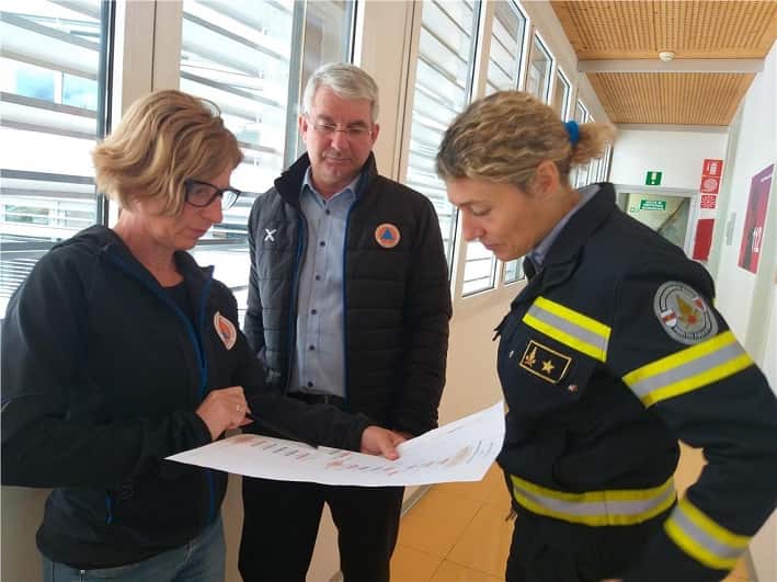 Direttore dell'Agenzia Protezione civile Pollinger (al centro) - Katia Squeo Ufficio Protezione civile (sx) e ufficiale dei vigili del fuoco Francesca Monti (dx) (credit foto ASP Maja Clara)