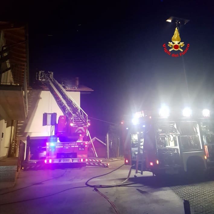 Vigili fuoco incendio tetto