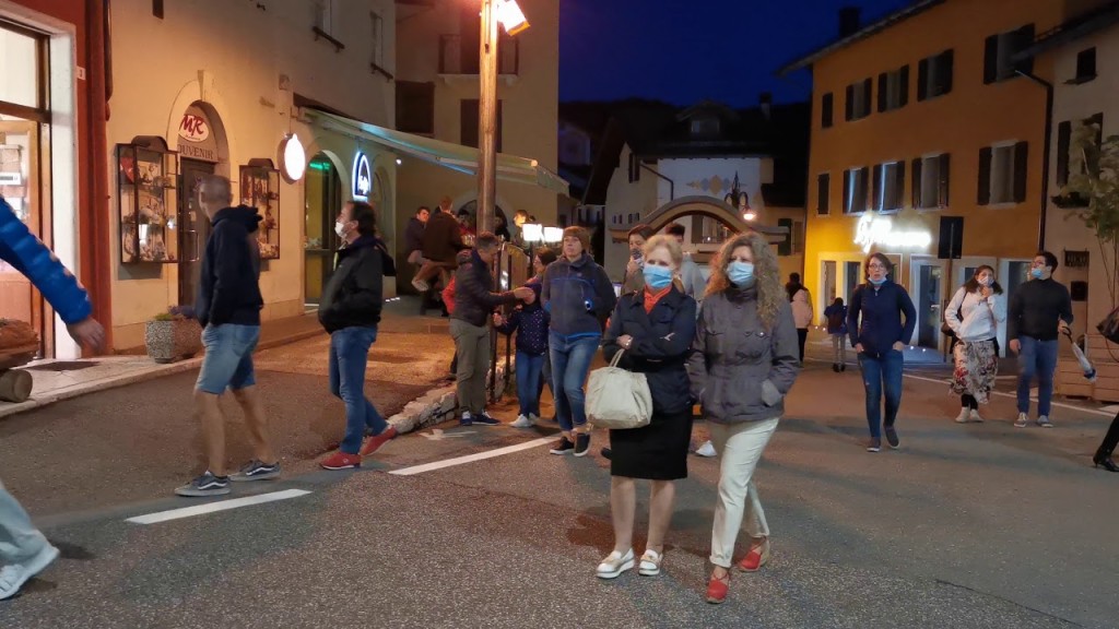 A Folgaria sabato sera magico con lo “Shopping a Lume di Candela”