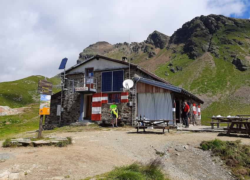 VALLE CAMONICA - Ponte di Legno: escursionisti e biker attratti dal rifugio Bozzi