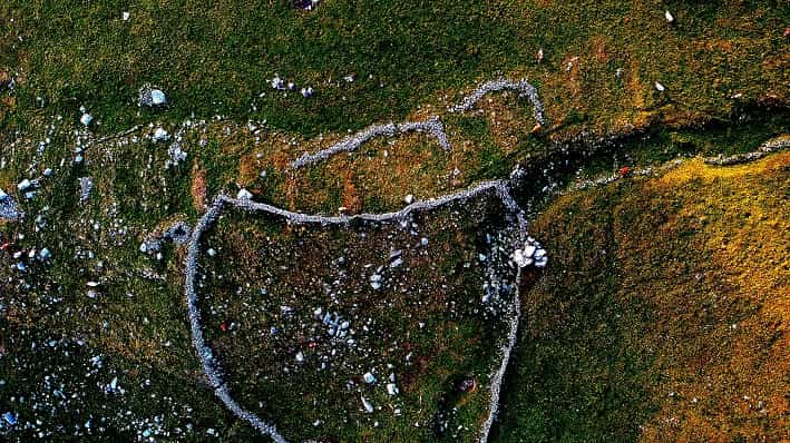 Monte Campione, Bassinale, Elaborazione con filtri dell’immagine fatta con drone - insediamento antico sovrapposto dal Barecc