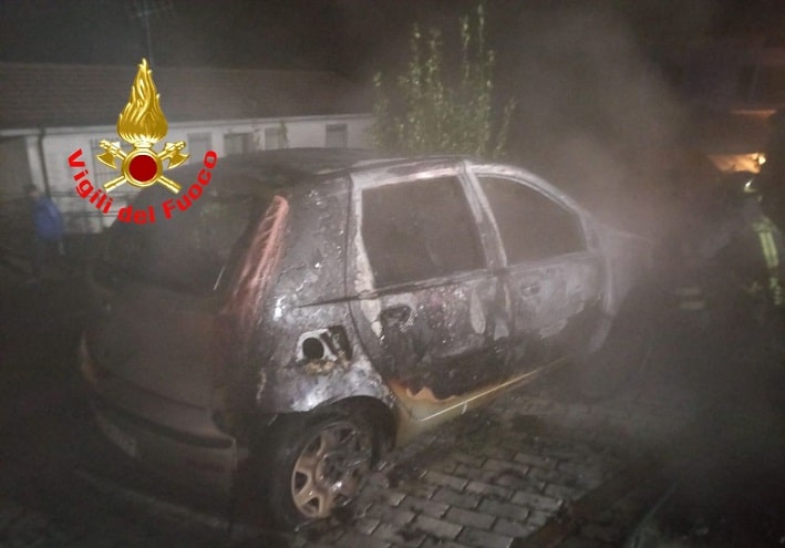 vigili del fuoco auto incendiata