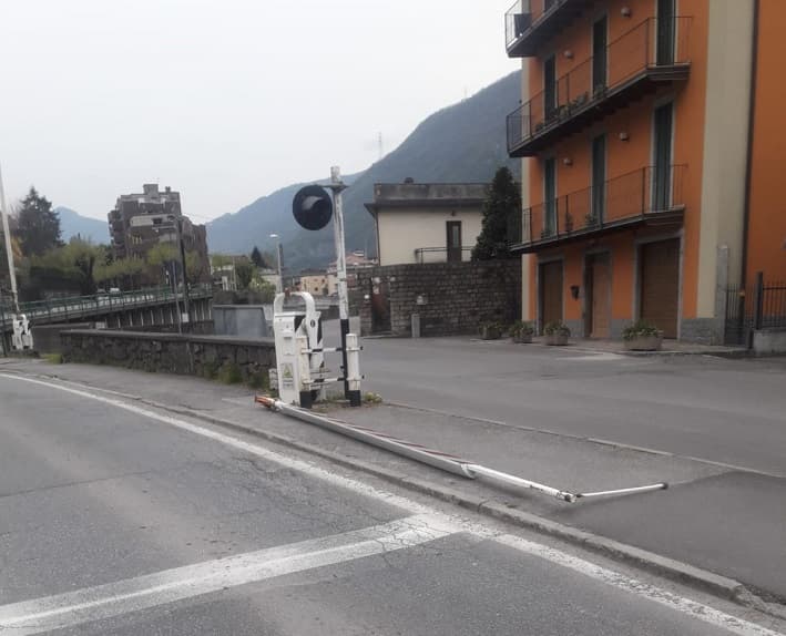 VALLE CAMONICA - Trenord fa chiarezza sulla sbarra che si è sfilata a Pisogne