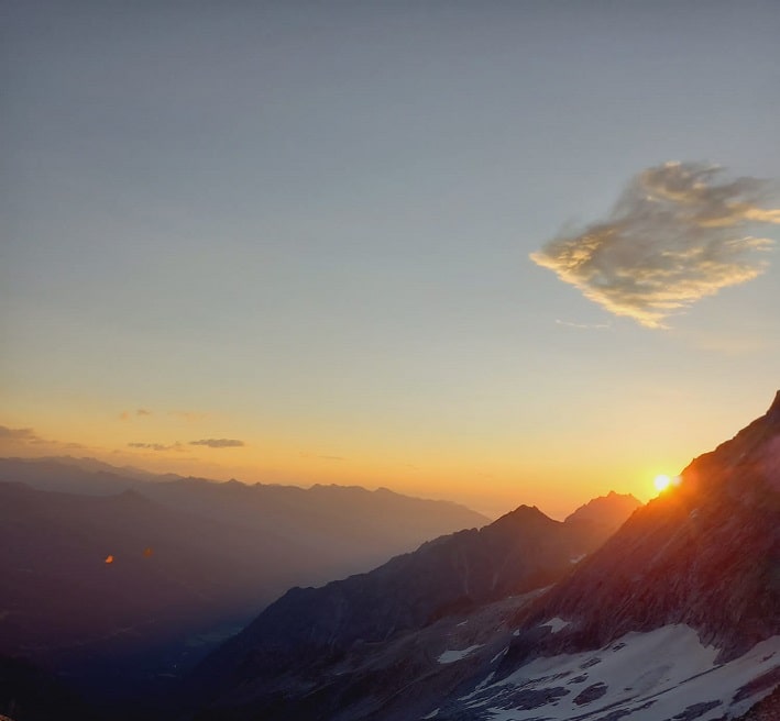 TONALE - Arriva il maltempo, anticipata l'alba in quota al Ghiacciaio Presena