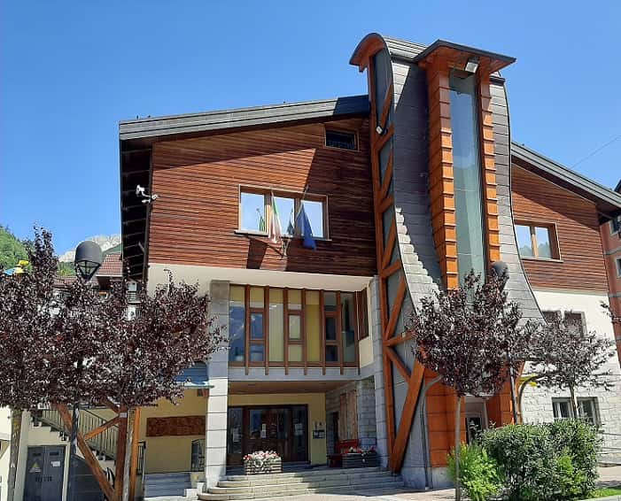 VALLE CAMONICA - Sicurezza stradale: a Temù arrivano dossi e strisce e un semaforo