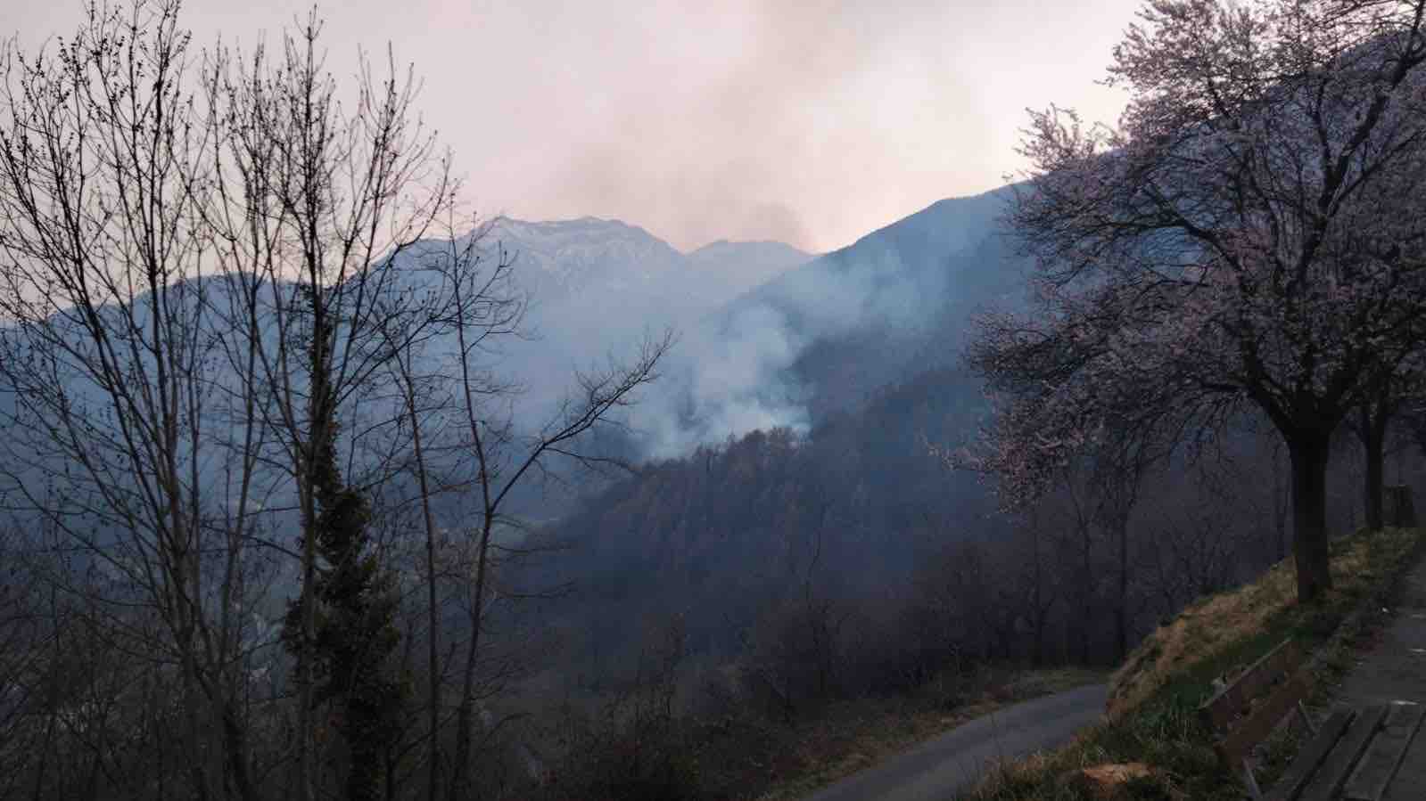 VALLE CAMONICA - Incendio a Pian Camuno, in corso la bonifica dell'area