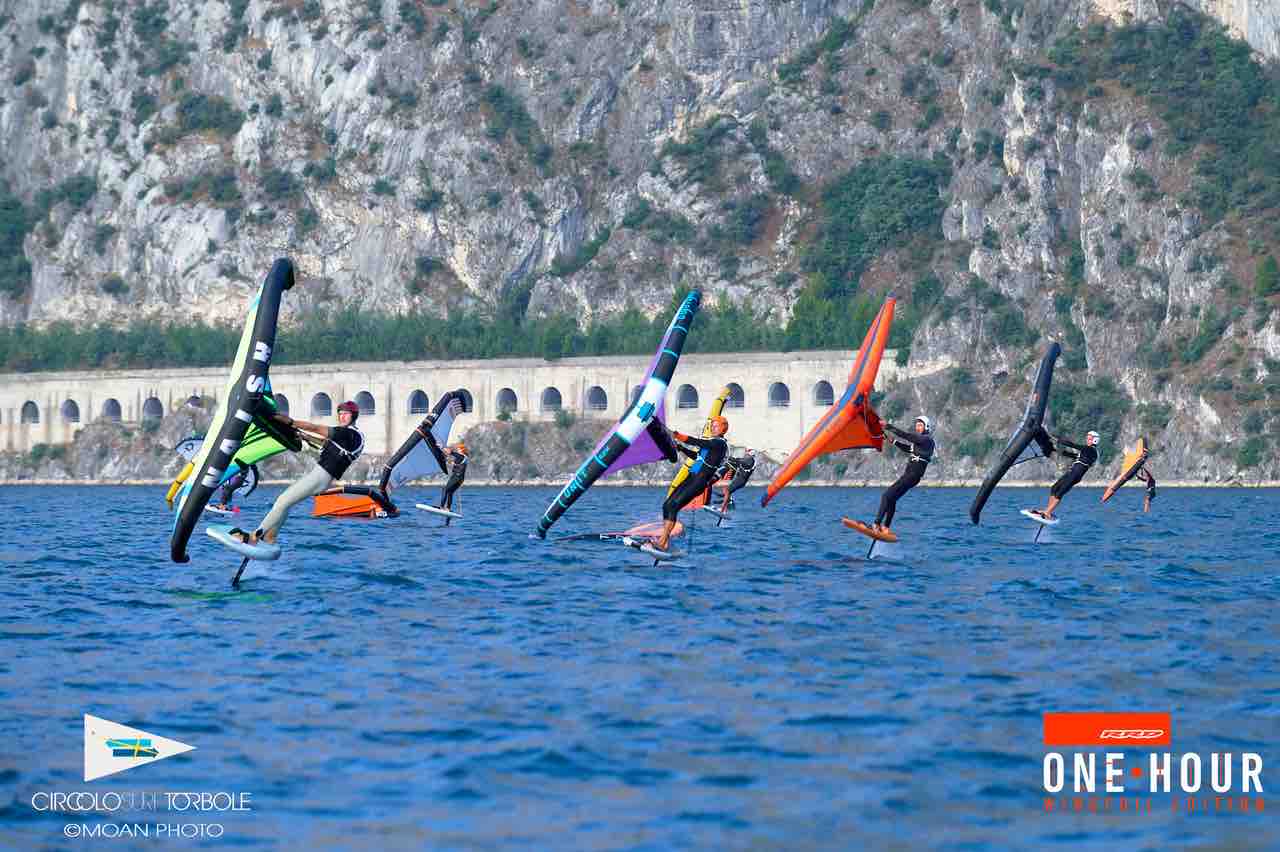 SPORT - Wingfoil, il debutto dei Garda Trentino Foil Days: vento medio-leggero per le prime regate a Torbole