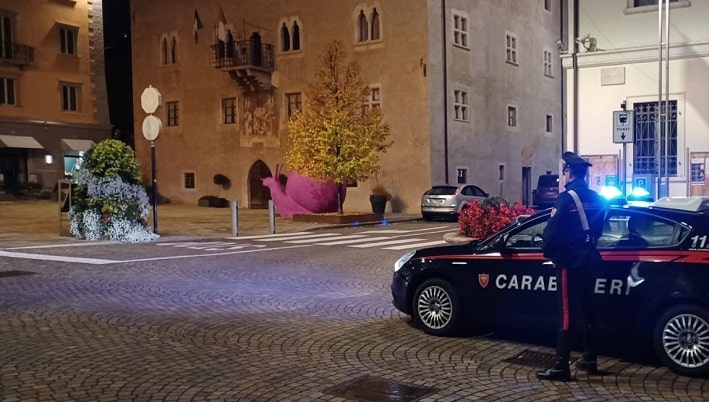 CRONACA - Spacca la finestra di un ristorante di Cles e ruba soldi
