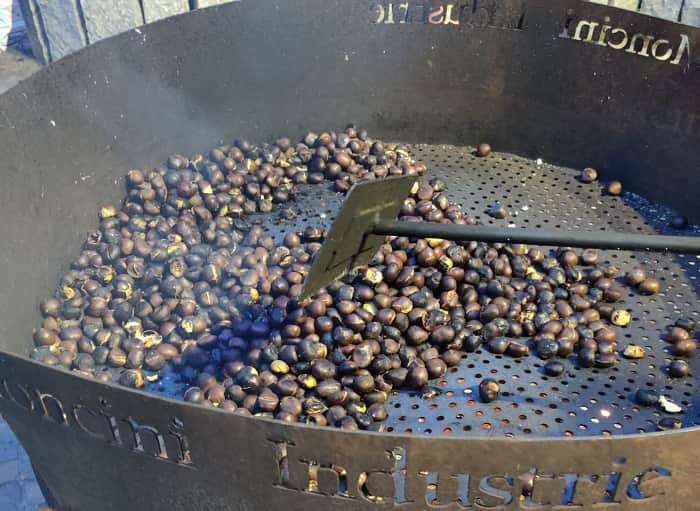 VALLE CAMONICA - Edolo, grande castagnata in piazza Martiri