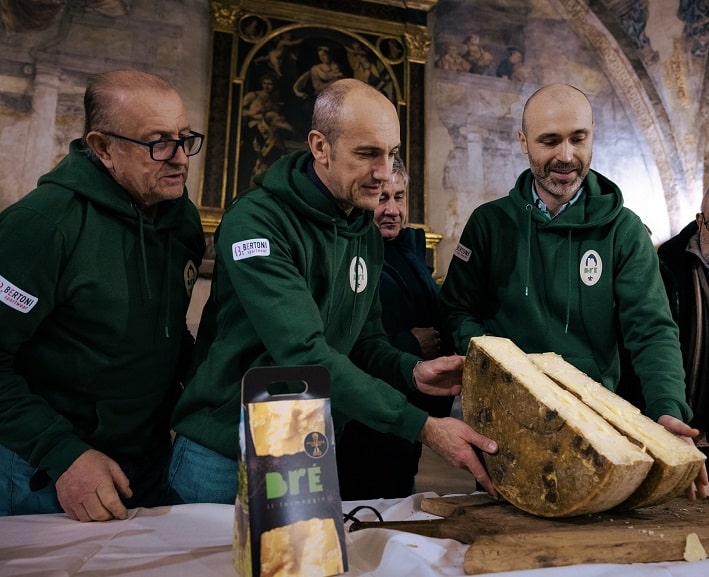 VALLE CAMONICA - Breno, torna la tradizione del taglio del formaggio Bré