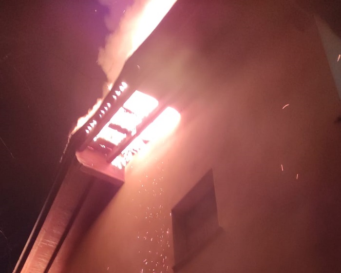 CRONACA - Incendio tetto in una palazzina di Carisolo, famiglie evacuate
