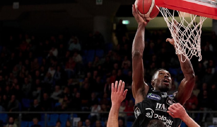 SPORT - Basket, Serie A: Sassari batte in volata Trento