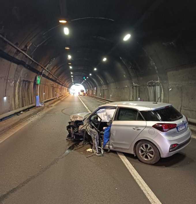 CRONACA - Drammatico incidente in galleria a Pisogne, morto centauro