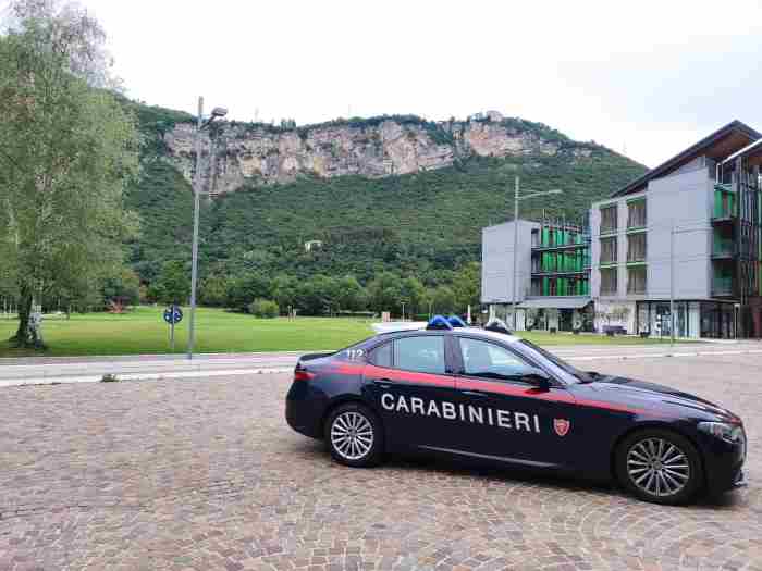 CRONACA - Tenta di rapinare una ragazza, arrestato dai carabinieri di Trento