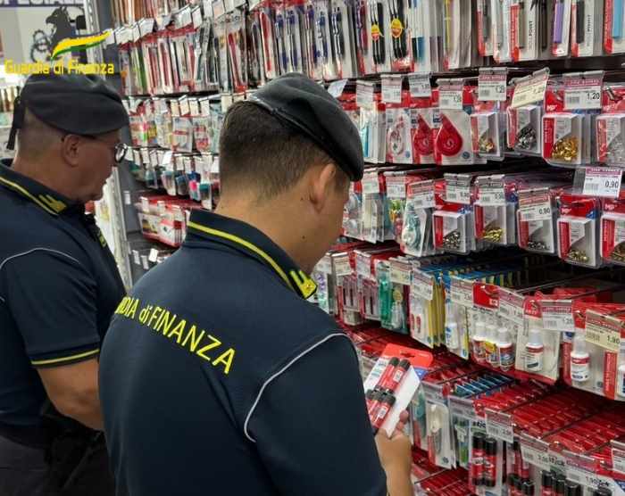 CRONACA - La Guardia di Finanza di Brescia sequestra 750 articoli