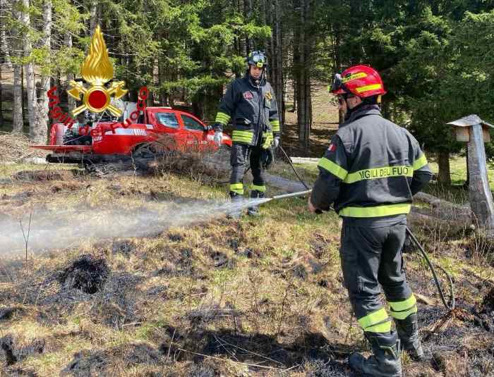 VALLE CAMONICA - Vezza d'Oglio: spento incendio in località Pornina 