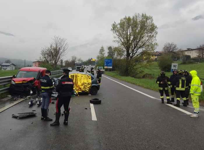 VALLE CAMONICA - Scontro tra furgone e auto sulla statale 42 a Braone, un morto