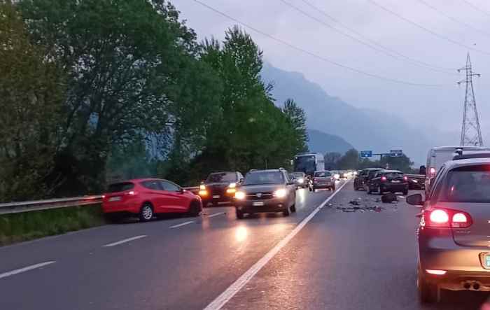 VALLE CAMONICA - Incidente sulla Statale 42 a Pian Camuno: tre feriti