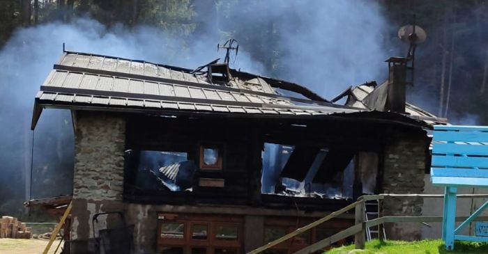 VALLE CAMONICA - Corteno Golgi: dopo l'incendio il rifugio Val Brandet è inagibile