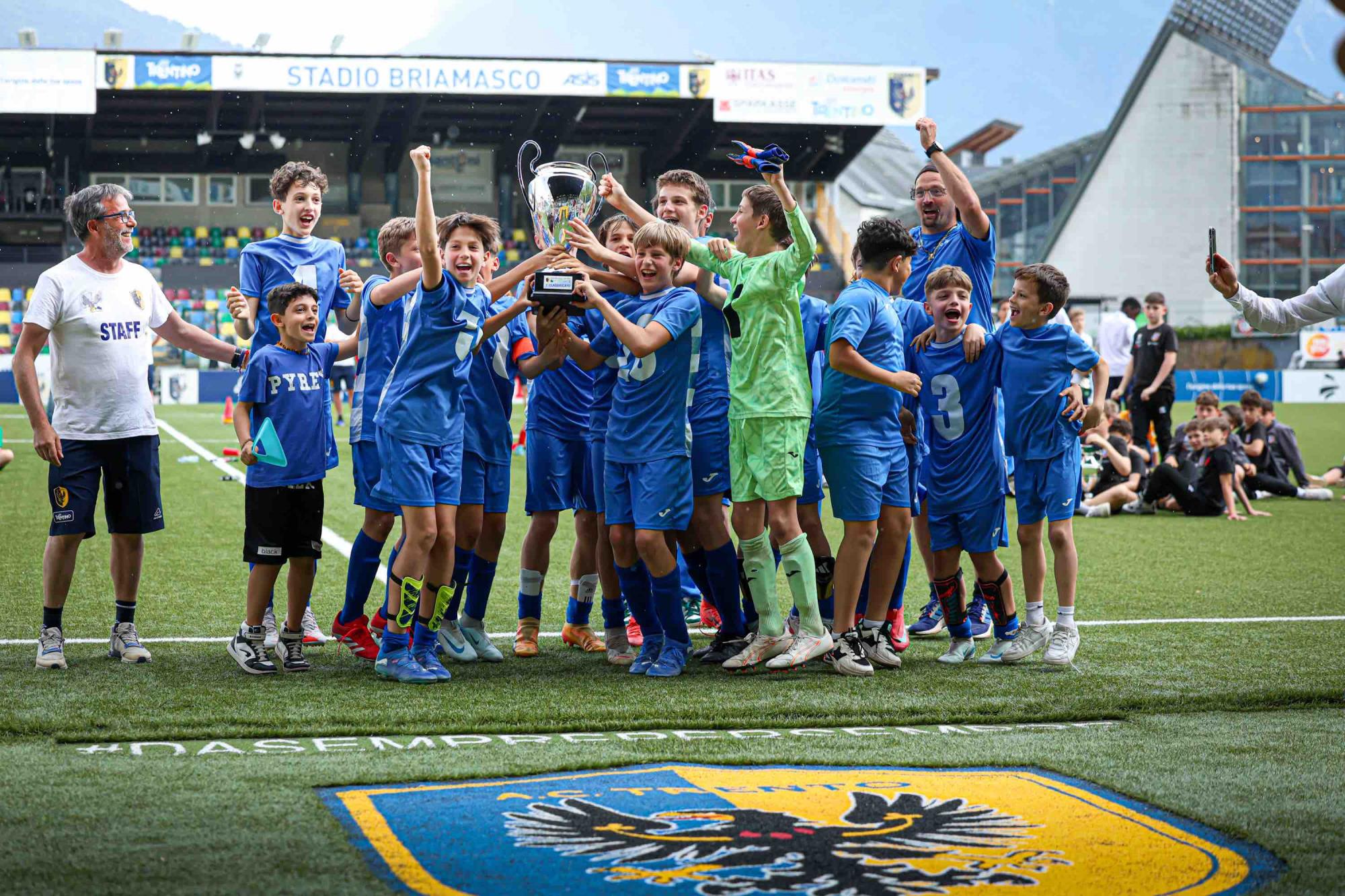 SPORT - Calcio giovanile, l'Azzurra alza al cielo la prima Golden Eagle Cup