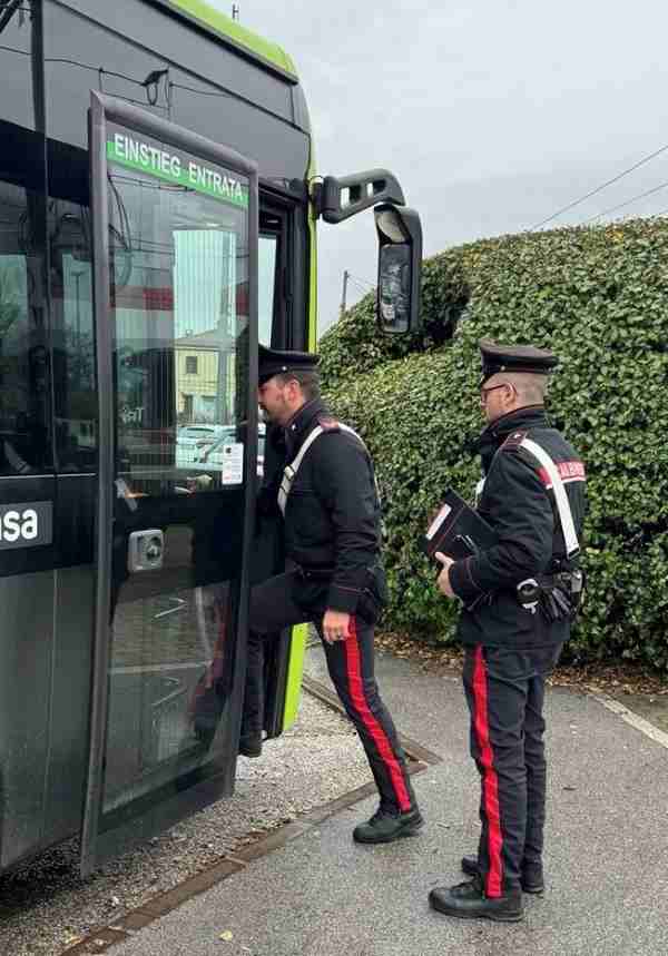 CRONACA - Danneggia bus e ferisce una donna incinta a Lana