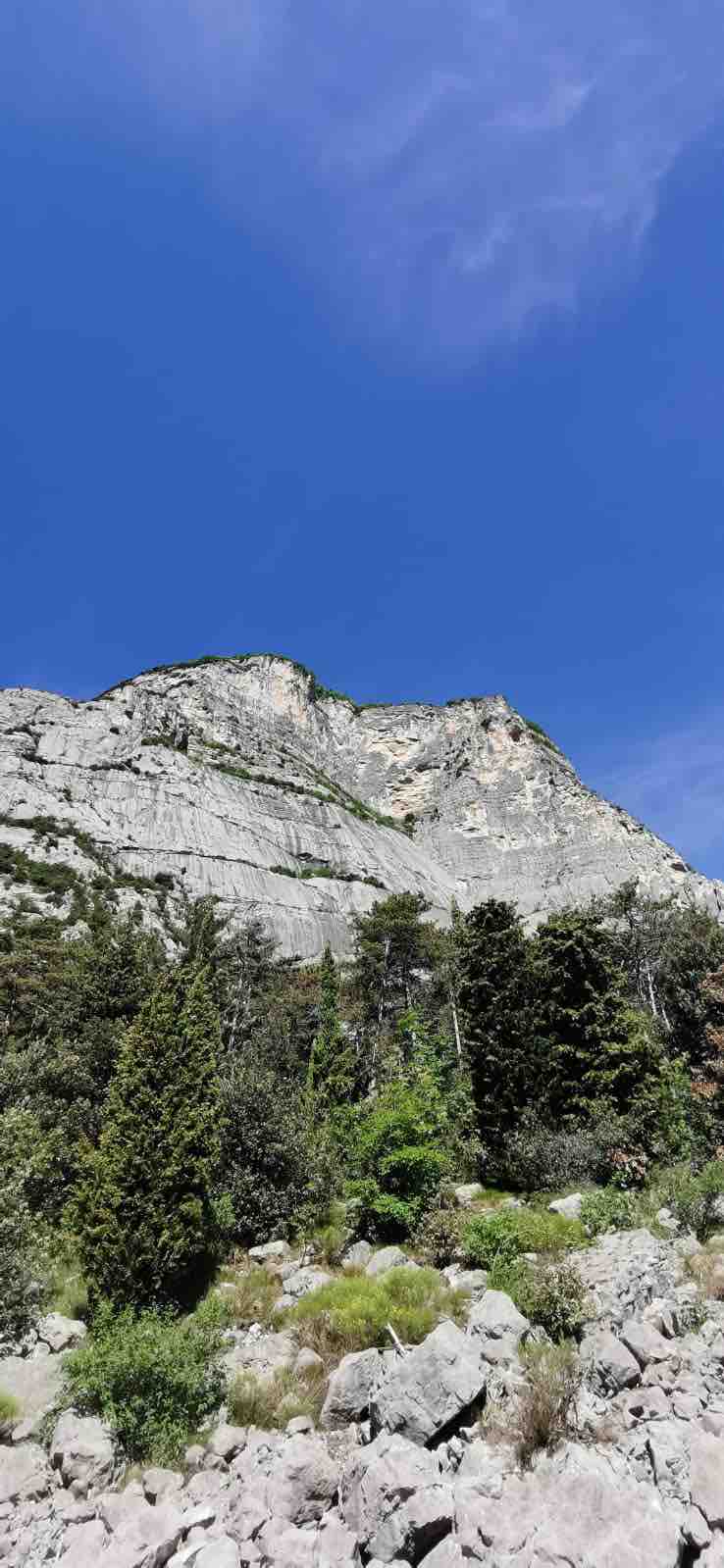 GARDA - Climber colpito da una scarica di sassi alla base della parete Cima alle Coste