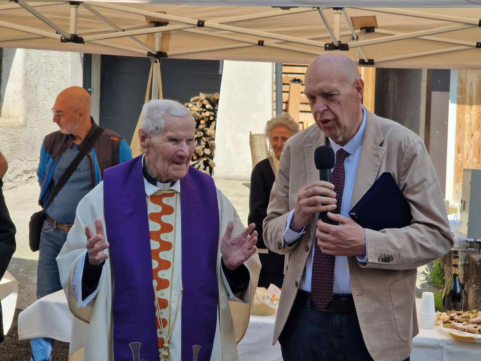 TRENTINO - Don Torta, 107 anni: premiato dal presidente Paccher