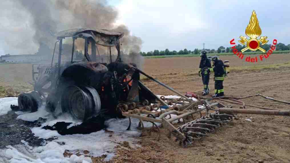 CRONACA - Incendio distrugge trattore nei campi del Bresciano