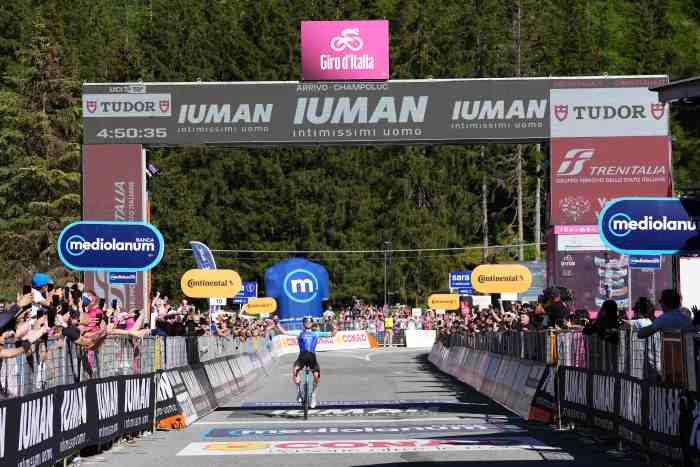 SPORT - Ciclismo, Giro d'Italia: Nicolas Prodhomme vince a Champoluc