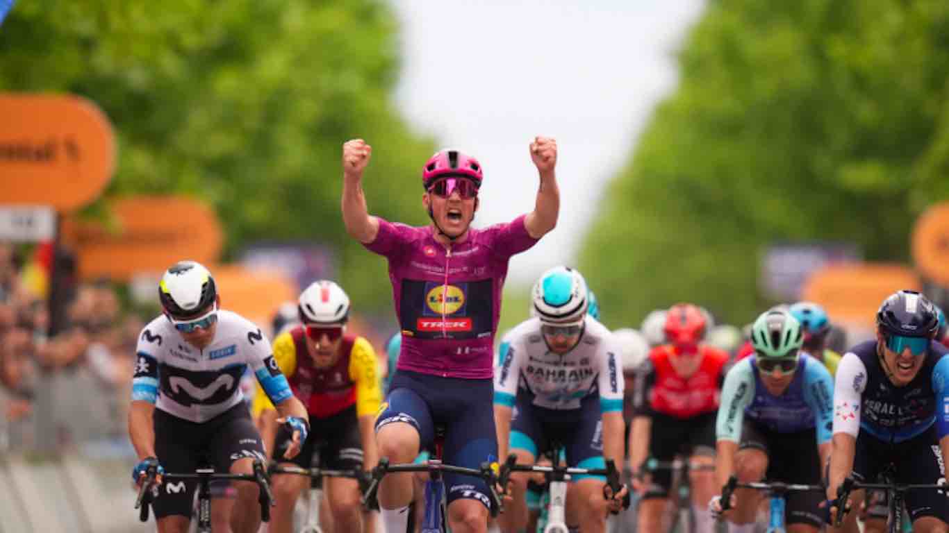 SPORT - Giro d'Italia, 3a tappa: Pedersen si riprende la Rosa
